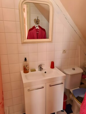 Dusj, hårføner og håndklær