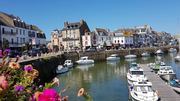 A harbor with boats docked, historic buildings, and a stone wall. - Verte Printanière Guest Room – Upstairs with Shared Terrace & Garden, Wi-Fi (Saint-Lyphard)