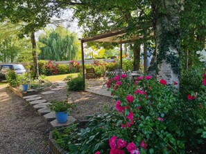 Property grounds - Jaune Campagnarde Guest Room with Shared Terrace, Garden, and Wi-Fi (Saint-Lyphard)