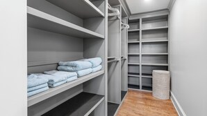 Un placard de rangement avec des étagères et un panier.