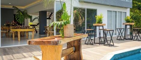 屋外ダイニングエリア