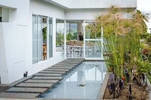 Outdoor dining - Eco-Luxury Mountain Retreat Dapa (Dapa)