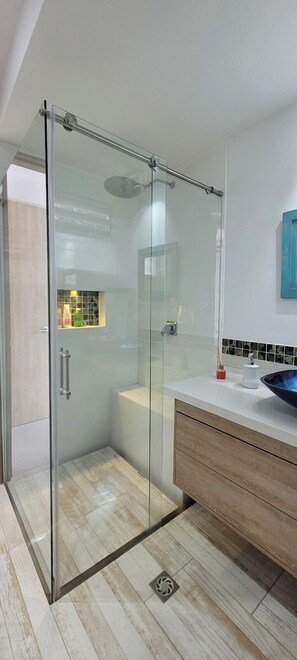 Shower, hair dryer - Eco-Luxury Mountain Retreat Dapa (Dapa)