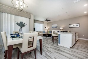 Dining - NEW! 9043DD-The Retreat at ChampionsGate (Davenport)