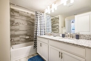 Shower, hair dryer, towels - NEW! 9043DD-The Retreat at ChampionsGate (Davenport)