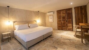 Ein Schlafzimmer mit Bett, Nachttischen, Schreibtisch und Kleiderschrank.