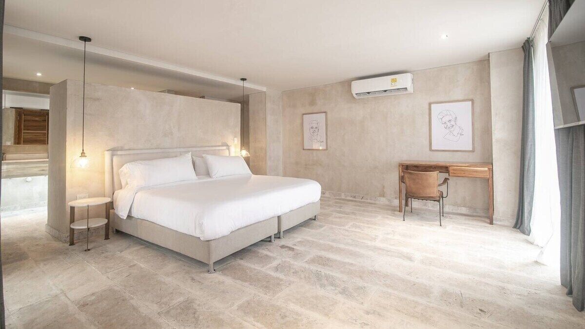 12 habitaciones, escritorio y tabla de planchar con plancha 