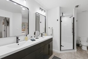 Sèche-cheveux, serviettes fournies, savon, papier toilette