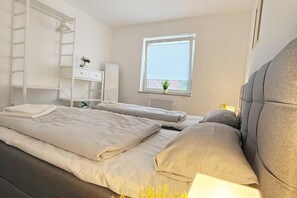3 habitaciones, tabla de planchar con plancha, wifi y ropa de cama 
