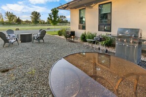 Outdoor dining - Hughes Landing | River Fishing Boat Ramp Retreat 2 (Redding)