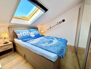 1 bedroom, free WiFi, bed sheets - OstseeNest: sunny small house + terrace on the Achterwasser 800m to the Baltic Sea beach (Zempin)