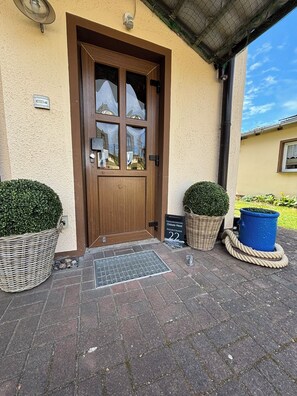 Exterior detail - OstseeNest: sunny small house + terrace on the Achterwasser 800m to the Baltic Sea beach (Zempin)