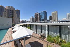 Outdoor dining - Bree Street | One bedroom |Rooftop pool| Lifestyle building (Cape Town)
