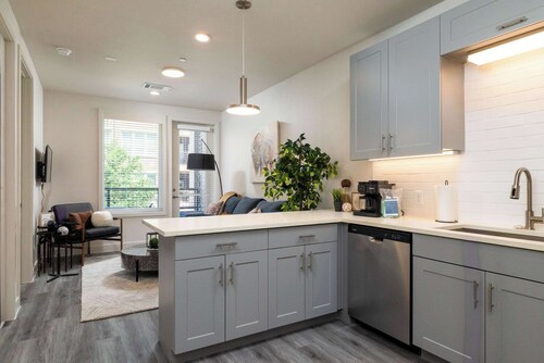 Riverfront Stay Downtown Views Queen Bed Free Parking