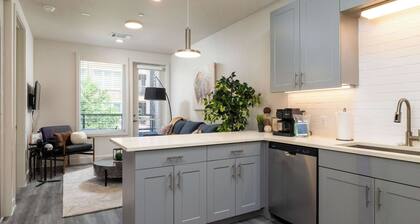 Riverfront Stay Downtown Views Queen Bed Free Parking