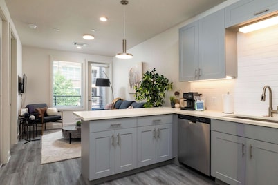 Riverfront Stay Downtown Views Queen Bed Free Parking