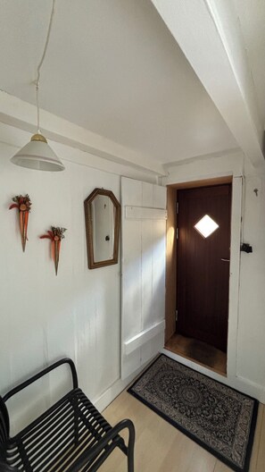 Basic House, Sea View | Interior - Válur Cozy Cottage (Válur)