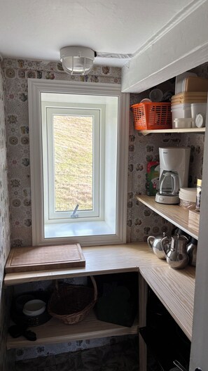 Basic House, Sea View | Interior - Válur Cozy Cottage (Válur)