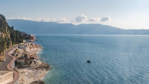 A coastal road with a view of the sea and distant mountains. - Vista Mare Horizon | Patio with Amazing Seaview by PikHost (Vlorë)