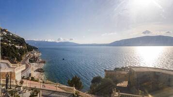 Näkymä rannalle/valtamerelle