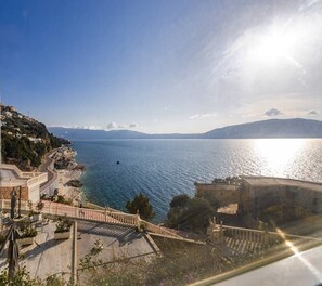 Näkymä rannalle/valtamerelle