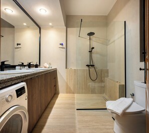 Shower, hair dryer, towels, soap - Spacious 144m² flat near Mount Ymittos (Argiroupoli)
