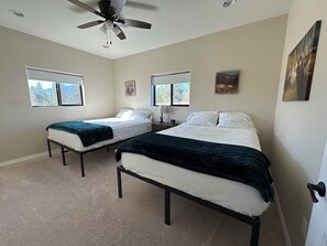 2 habitaciones, tabla de planchar con plancha, cuna de viaje y wifi
