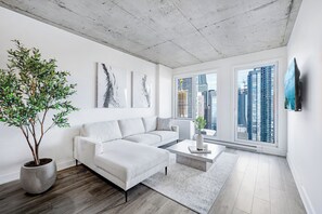 Signature Studio Suite, 1 Queen Bed, Kitchen, City View