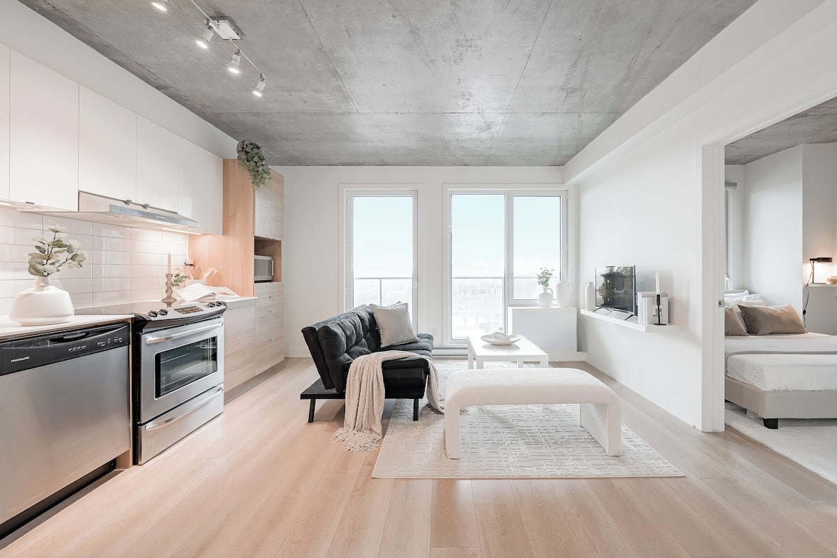 Deluxe Suite, 1 Queen Bed, Kitchen, City View