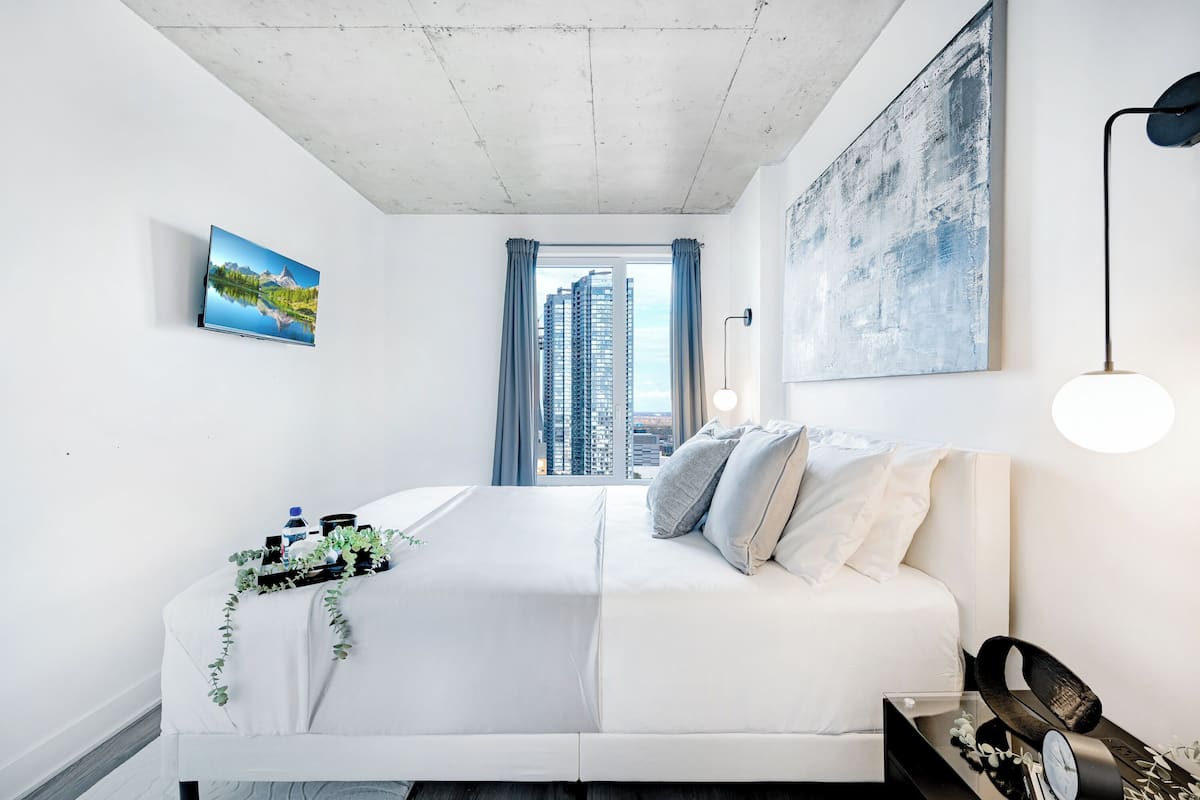 Signature Studio Suite, 1 Queen Bed, Kitchen, City View