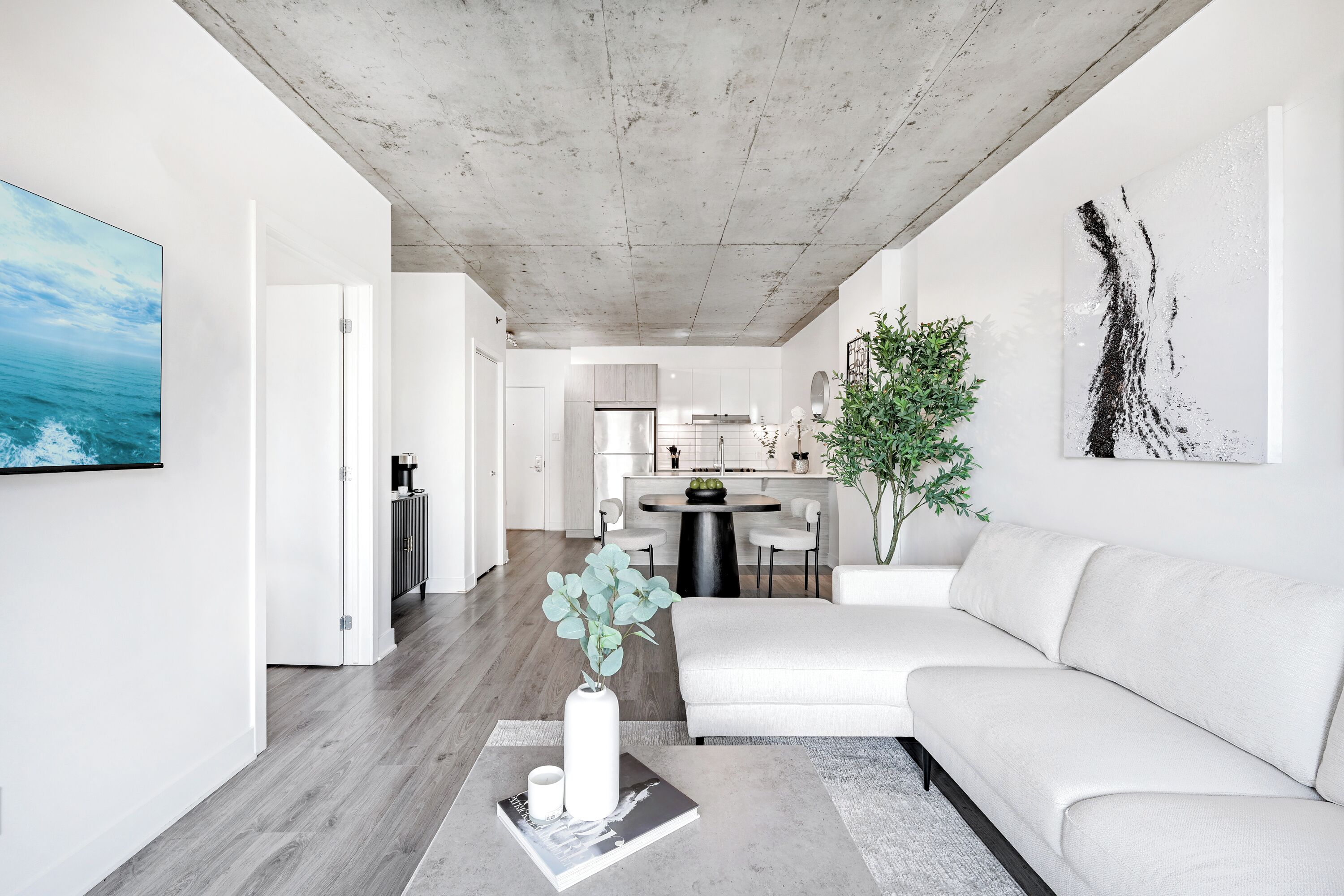 Studiosvit Signature - 1 queensize-säng - kök - utsikt mot staden