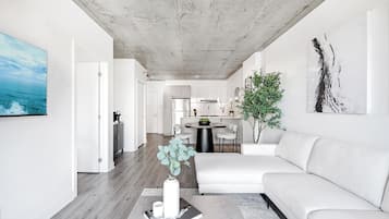 Studiosvit Signature - 1 queensize-säng - kök - utsikt mot staden