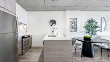 Signature studio suite, 1 queensize bed, keuken, uitzicht op stad | Privékeuken