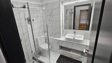 Deluxe Double Room, Balcony | Bathroom | Bathtub, free toiletries, hair dryer, towels