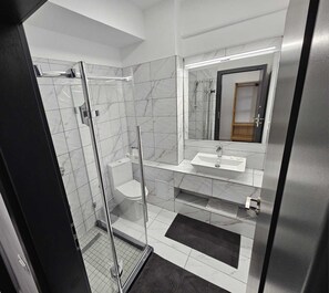 Deluxe-Doppelzimmer, Balkon | Badezimmer