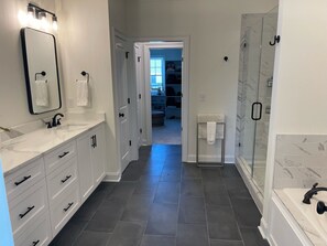 Hair dryer, towels, soap, toilet paper - Masters Getaway in Evans, GA (Evans)
