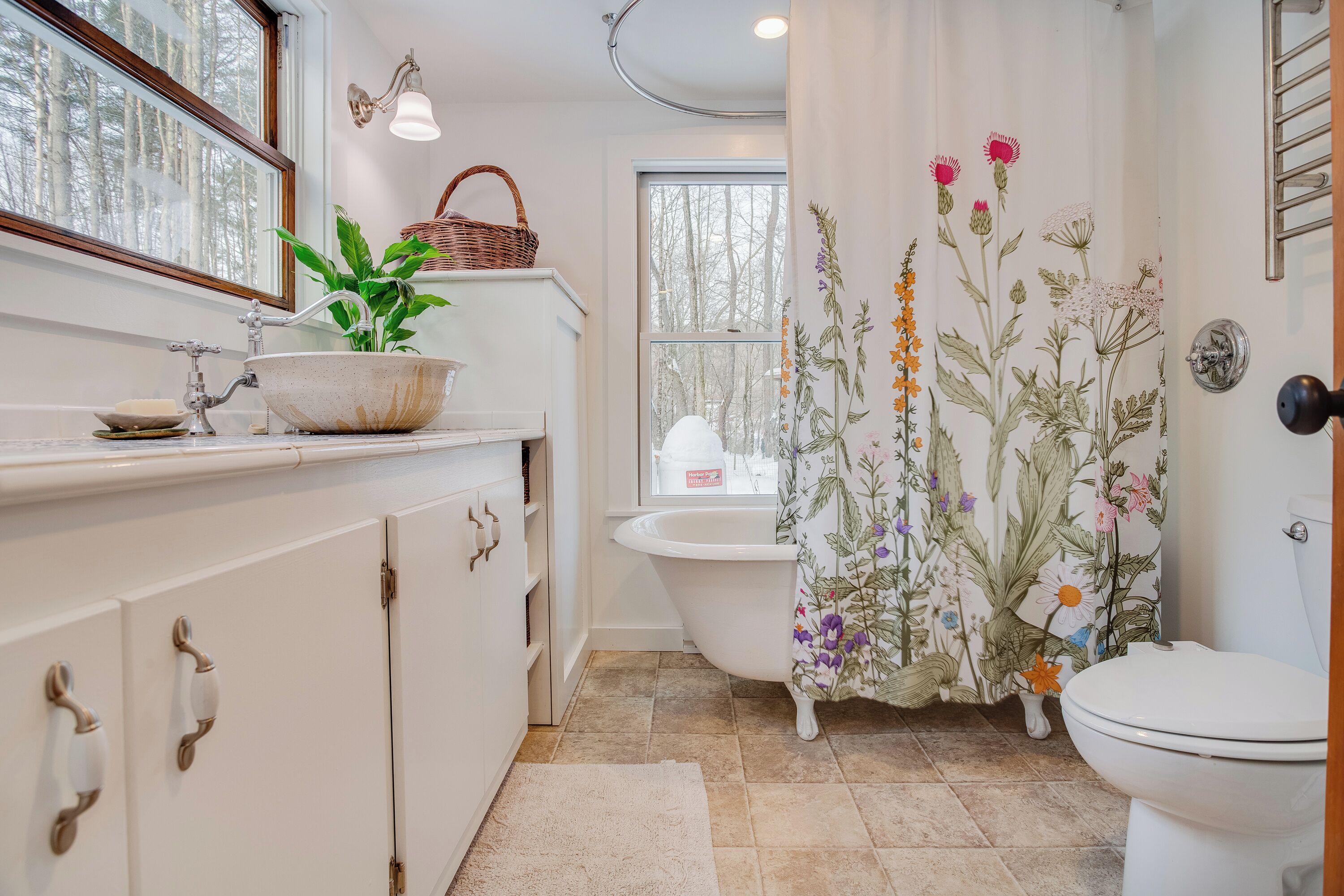 Bidet, towels