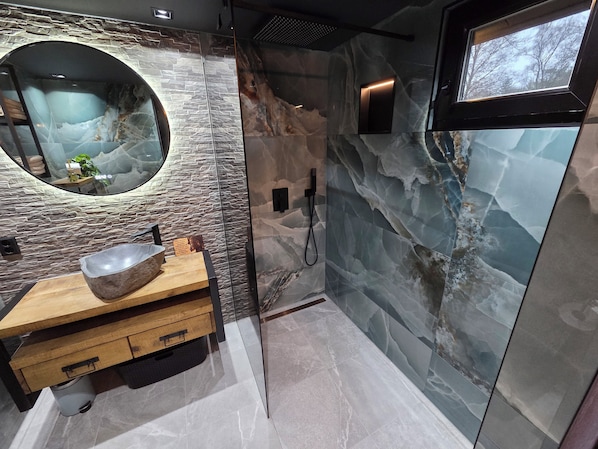 Dusche, Haartrockner, Handtücher, Seife