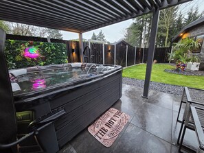 Bañera de hidromasaje al aire libre