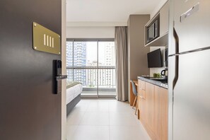 Comfort Apartment, Kitchen, City View | Interior - StayHome Consolação Gym and Balcony (São Paulo)