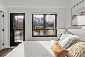 3 bedrooms, iron/ironing board, Internet, bed sheets - 3 Bed/3 Bath Cozy Mountain Retreat (Canmore)