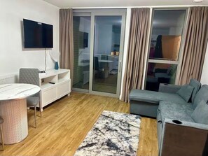 Smart TV, video library - Central -Modern 1 -Bed Apt,Sleep4.
,Near Train Station ,City Centre & Central (London)