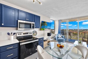 Apartamento, 1 cama de matrimonio grande con sofá cama (Estero Beach & Tennis 1102-A) | Interior