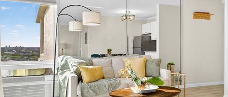 コンドミニアム キングベッド 1 台ソファーベッド付き (Estero Beach & Tennis Club-Penthouse ) | リビング エリア