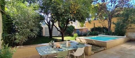 تناول الطعام بالخارج