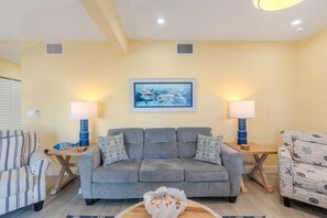 Casa, varias camas (218 Dolphin Beach House) | Área de sala de estar