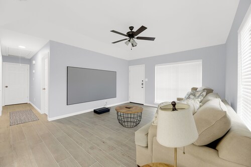 Cozy & Walkable Avocet Ave. Condo – Prime Location