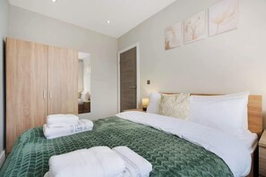 4 bedrooms, iron/ironing board, free WiFi, bed sheets - Stylish Home with Parking and Easy City Access (Crumpsall)