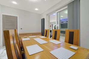 Dining - Stylish Home with Parking and Easy City Access (Crumpsall)