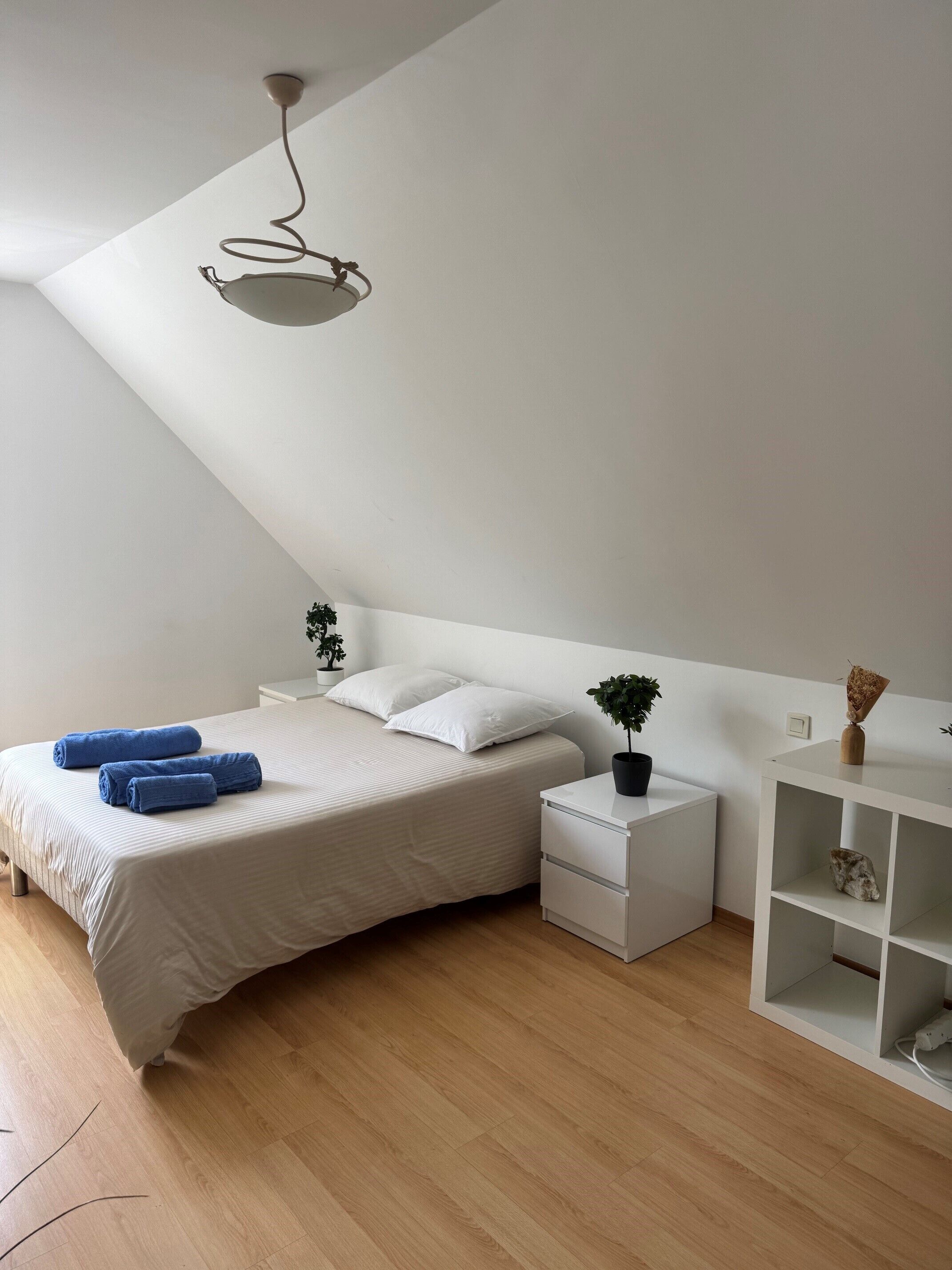 4 bedrooms, iron/ironing board, WiFi (free), bed sheets